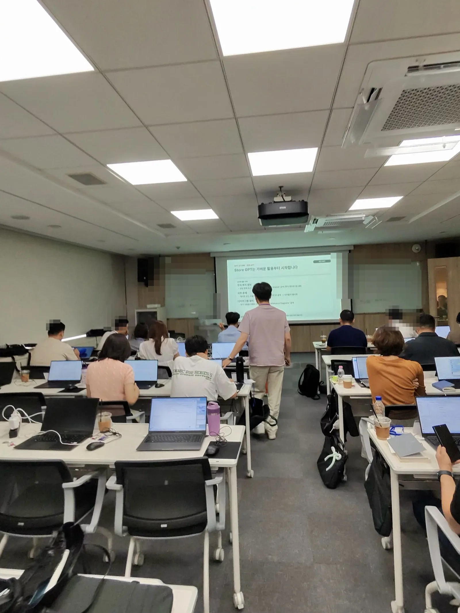 2일차 강의 장면 — GPT 스토어 파트, 강사가 좌석 사이를 돌며 실습 점검